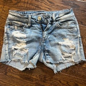 Like new, hardly worn American Eagle denim shorts size 00. Cute pocket details